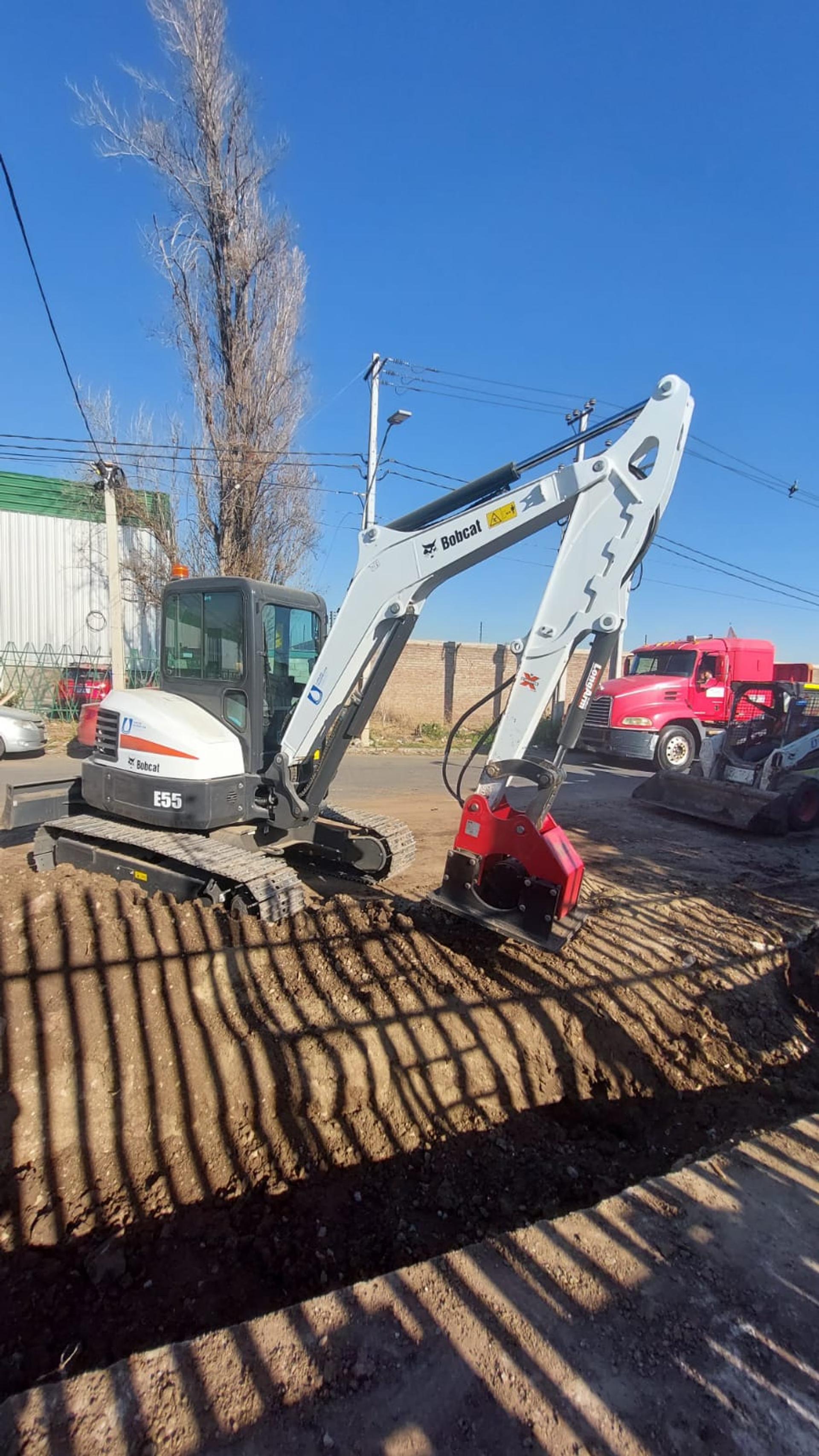 Cuadrilla de Carolina Valverde Ltda con cascos en terreno