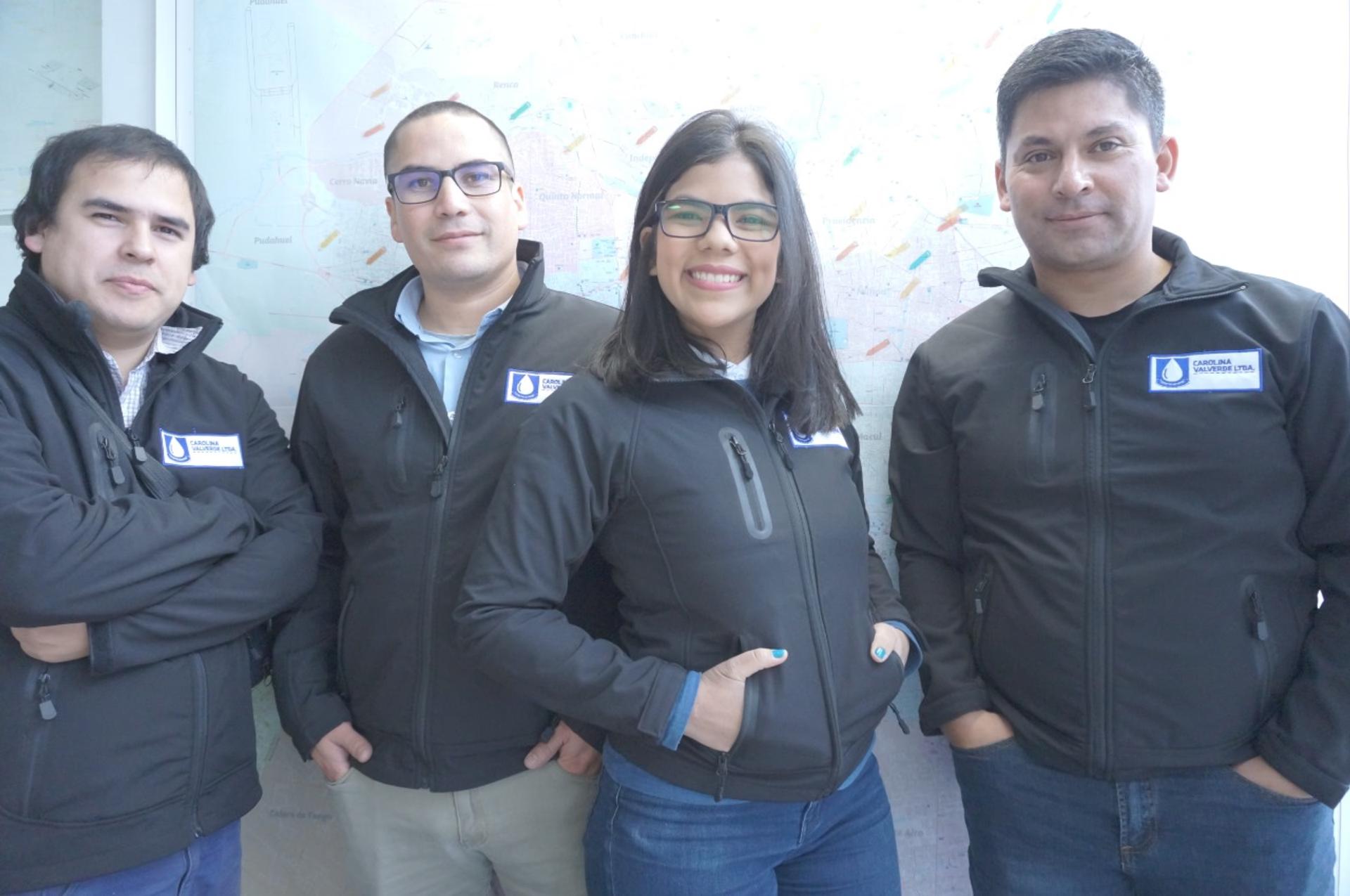Equipo de Carolina Valverde Ltda con uniformes corporativos