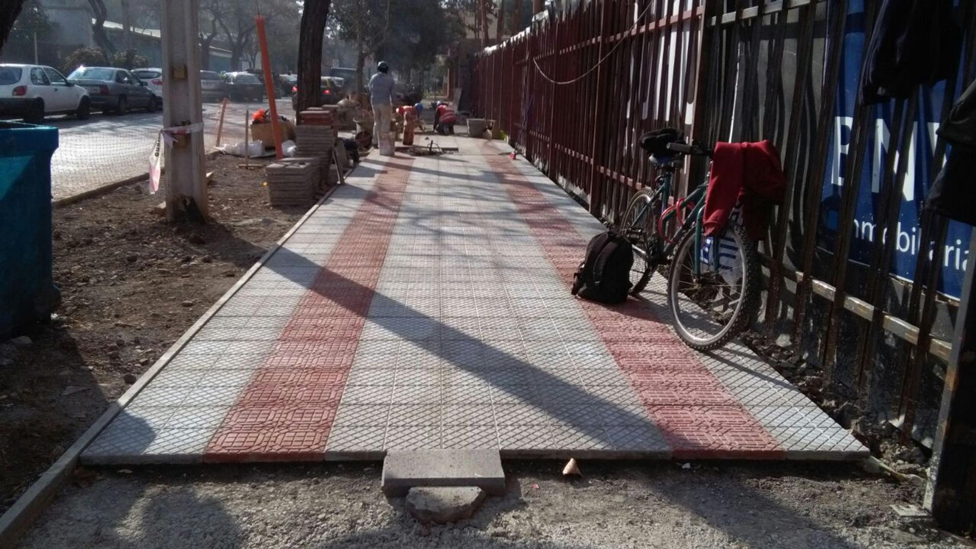 Calle señalizada con conos en obra sanitaria