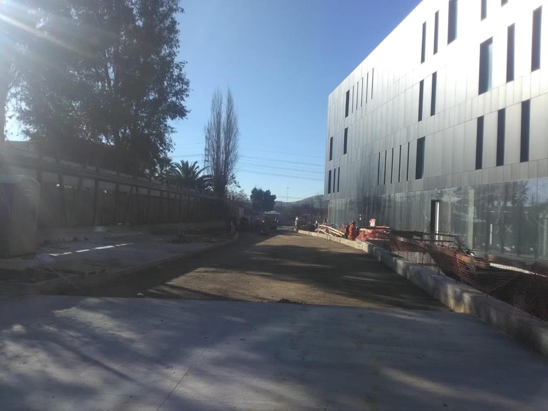 Calle con pavimento terminado tras reposición vial