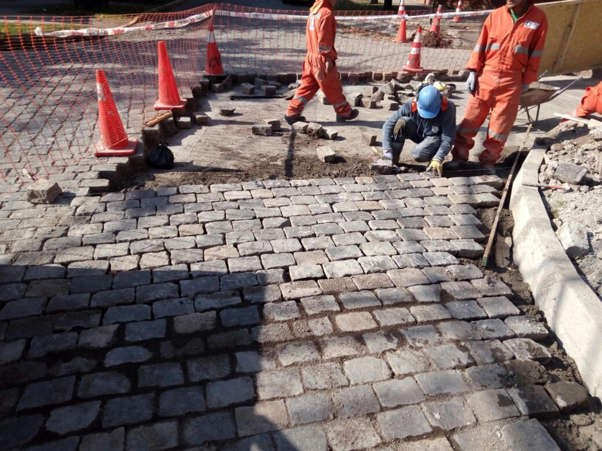 Excavación con retroexcavadora para instalación de redes sanitarias