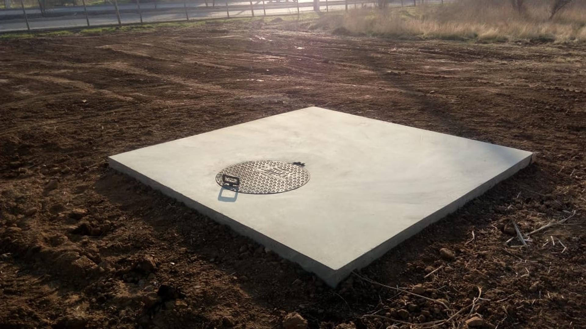 Cuadrilla con camión de apoyo en obra urbana