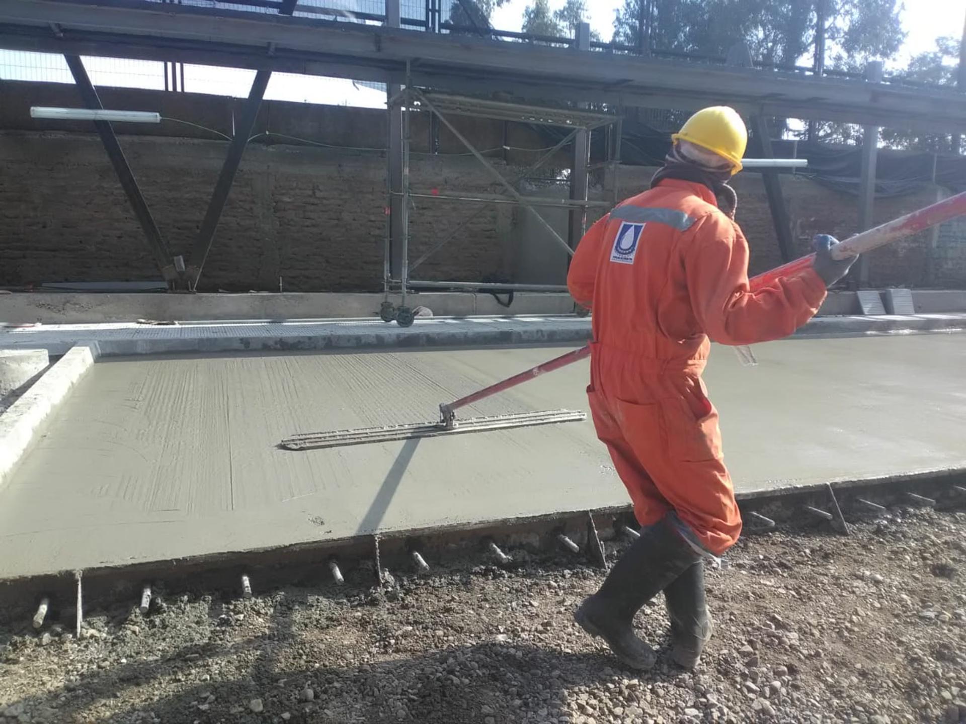 Operario trabajando en pavimentación