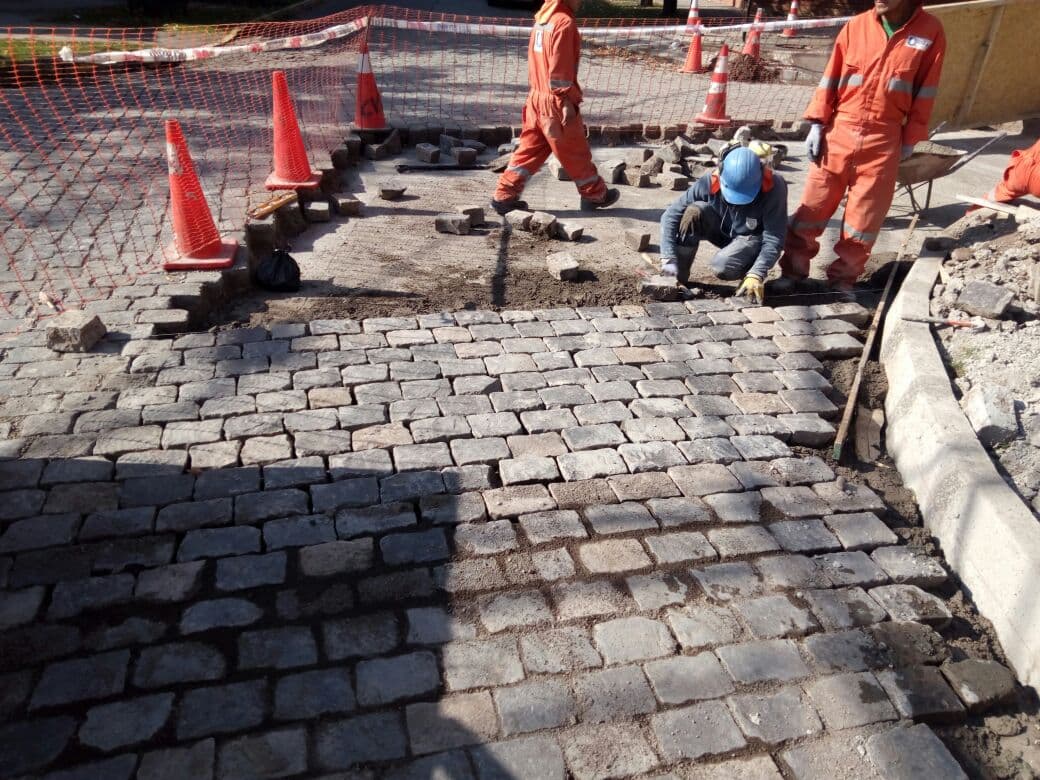 Retroexcavadora en instalación de redes sanitarias subterráneas