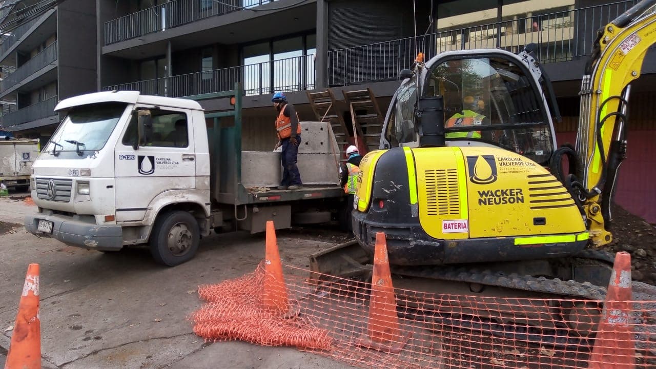Cuadrilla de Carolina Valverde Ltda en obra de pavimentación nocturna